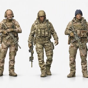 Può includere: Tre dettagliate action figure militari in piedi in fila, ognuna con uniformi mimetiche da deserto, giubbotti tattici ed equipaggiamento. Due figure indossano caschi con cuffie, mentre la terza indossa un berretto blu scuro. Ognuna impugna un fucile.