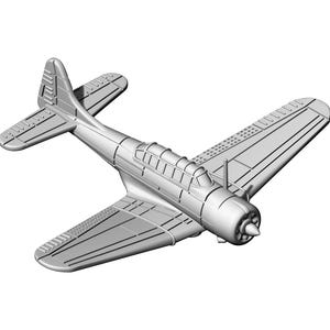 Puede incluir: Un pequeño modelo de avión de hélice de plástico gris claro sin pintar. La aeronave en miniatura presenta una cabina detallada, una hélice montada en la parte delantera y líneas de panel moldeadas en las alas y la sección de la cola.