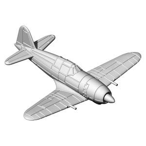 以下が含まれることがあります： 銀色の飛行機の模型。シングルプロペラ、コックピットのキャノピー、パネルラインが見える翼が特徴です。垂直尾翼と水平尾翼を備えた尾部があり、高い位置からのアングルで捉えられています。