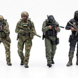 Op de afbeelding: Vier gedetailleerde militaire actiefiguren die in een rij staan. Twee figuren dragen camouflage-uniformen met tactische vesten en helmen, één draagt een olijfgroen uniform met tactisch vest en headset, en één draagt een zwart uniform met bivakmuts.