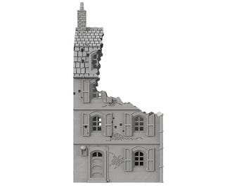 Puede incluir: Una maqueta en miniatura de color gris sin pintar de la fachada de un edificio de tres plantas dañado. La estructura presenta un diseño alto y estrecho con chimenea, ventanas arqueadas con contraventanas, puerta y bordes irregulares.