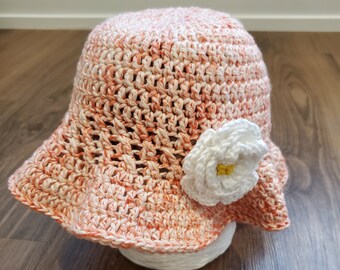 Sombrero para el sol para niño pequeño hecho a mano con crochet y flor