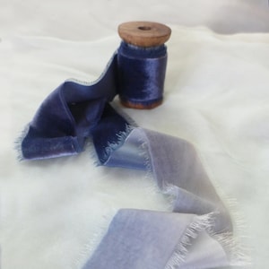 Seidensamtband in tiefblauem Ombre, ausgefranst, Handbemaltes Samtband, UK Blau