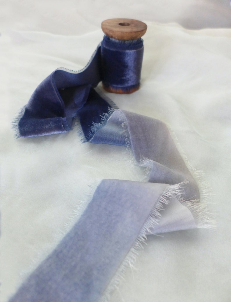 Seidensamtband in tiefblauem Ombre, ausgefranst, Handbemaltes Samtband, UK Blau
