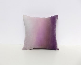 Altrosa und weiches malvenfarbenes handbemaltes Samtkissen mit Ombre-Muster, 40 cm Durchmesser.