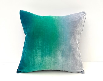 Samtkissenbezug ombre handbemalt in Scotch Grau & Emerald Loch