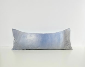Handbemalter Samt-Lendenkissen mit Ombre-Muster: Hellblau, Scotch-Grau & Silberfrost.