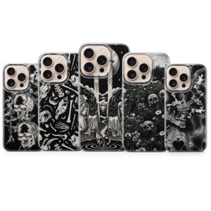 Puede incluir: Cinco fundas transparentes para teléfono con ilustraciones en blanco y negro. Los diseños incluyen calaveras, huesos, figuras ante un paisaje lunar, calaveras entre flores y una calavera con un símbolo de pica y la palabra Undead.