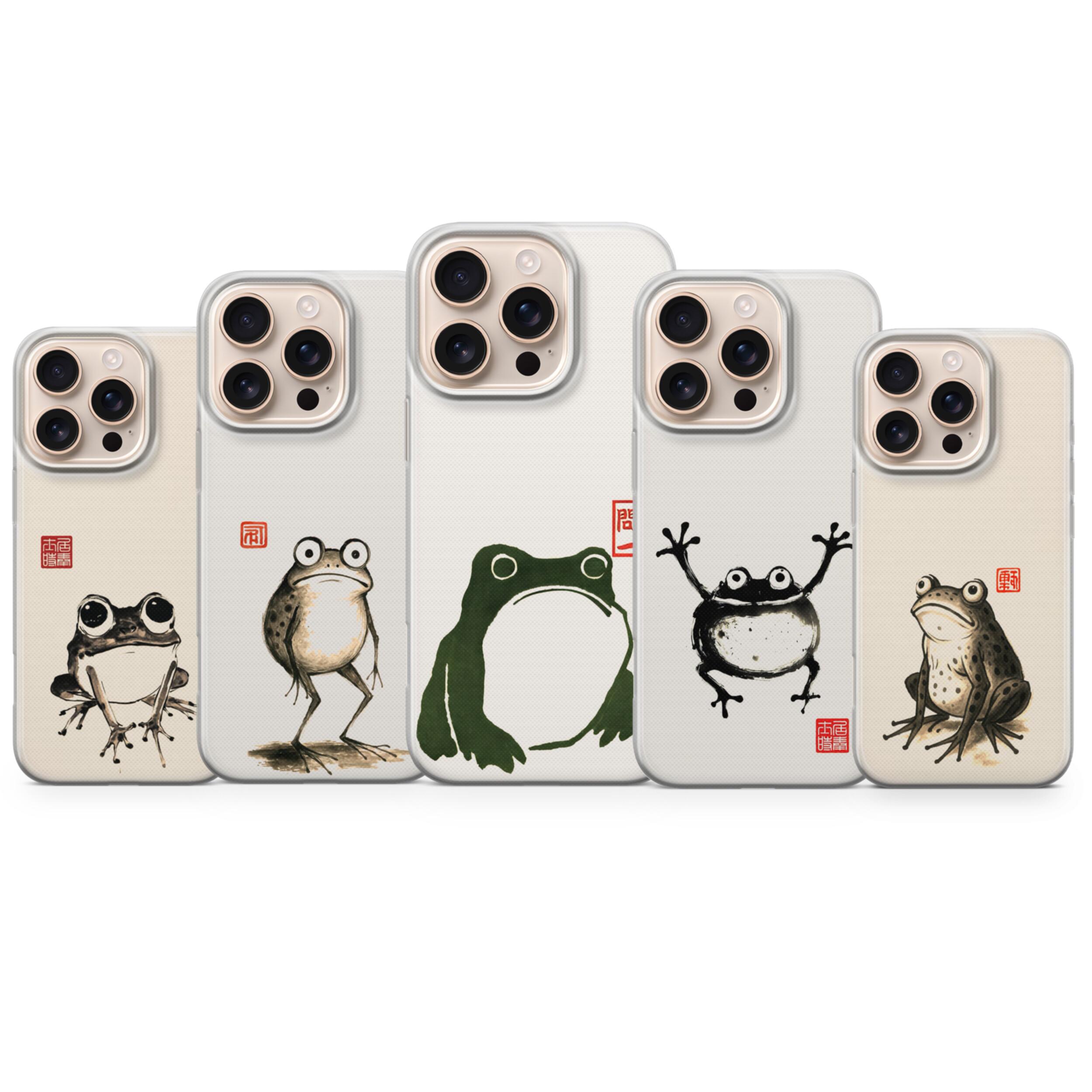 Op de afbeelding: Vijf telefoonhoesjes met kikkerillustraties. De hoesjes hebben een crèmekleurige achtergrond en tonen verschillende kikkerontwerpen in zwart, groen en bruin. Elke hoes heeft een transparante rand en een camera-uitsparing.
