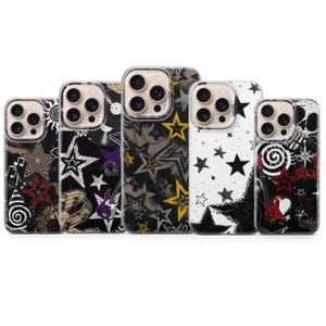 Peut inclure: Cinq coques de smartphone avec des motifs graphiques variés. Les designs incluent des étoiles noires, blanches, jaunes et rouges, des guitares électriques, des notes de musique et des spirales. Chaque coque a une découpe pour l'appareil photo.