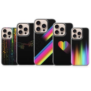 Könnte beinhalten: Eine Sammlung von fünf Handyhüllen mit verschiedenen Designs. Die Hüllen zeigen eine Reihe farbenfroher Grafiken, darunter ein Regenbogen, ein Herz und abstrakte Kunst. Die Hüllen sind für ein Smartphone konzipiert.