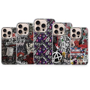 Puede incluir: Cinco fundas transparentes para teléfono con diversos estampados gráficos de temática punk y rock. Los diseños incluyen collages de logotipos de bandas, guitarras eléctricas, calaveras, símbolos anarquistas y textos como Punks Is Not Dead.