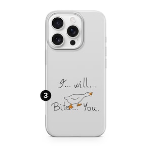 以下が含まれることがあります： I... will... Bite... You.という手書き風の黒い文字と、オレンジ色のくちばしと足を持つ白いガチョウの小さなイラストが描かれた、ライトグレーのスマートフォンケース。
