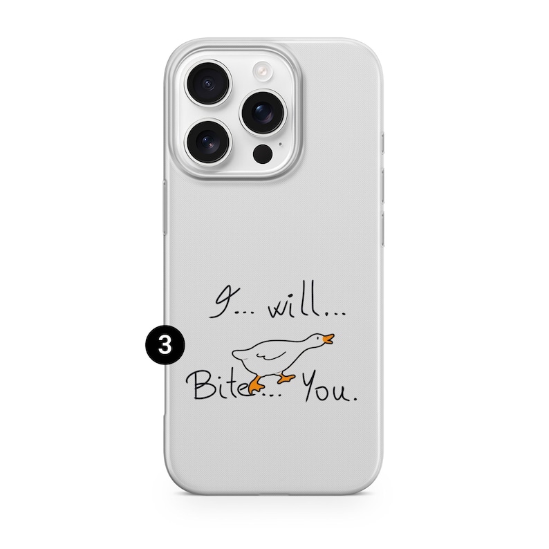 以下が含まれることがあります： I... will... Bite... You.という手書き風の黒い文字と、オレンジ色のくちばしと足を持つ白いガチョウの小さなイラストが描かれた、ライトグレーのスマートフォンケース。