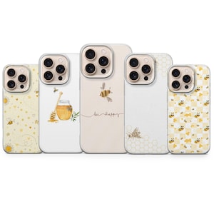 Puede incluir: Cinco fundas transparentes para smartphone con varios diseños de abejas. Los patrones incluyen abejas amarillas, flores, corazones, un tarro de miel con un cazo, una abeja con el texto "bee happy", una rejilla de panal y un estampado de cuadros.