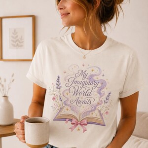 Shirt My Imaginary World wacht op je | Comfort Colors® | Dromerig kinderachtig T-shirt | Cadeau romantieklezer | Book Lover-shirt | Fantasy Reader-T-shirt