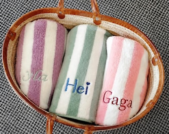 Toalla de playa personalizada con nombre, toalla de piscina a rayas estilo cabaña, regalo de verano para ella, él, niños y familia. Día de playa.