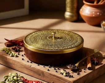 Caja de especias Masala Dabba de madera hecha a mano con tapa de latón grabada, 7 compartimentos, almacenamiento hermético para la cocina.