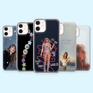 以下が含まれることがあります： 歌手の画像が特徴の5つの携帯電話ケースのコレクション。ケースには、星空、星付きの文字「TS」、テキスト「ITS YOU AND ME THATS MY WHOLE WORLD！」のグラフィック、テキスト「best people life are free」の写真など、さまざまなデザインが表示されています。