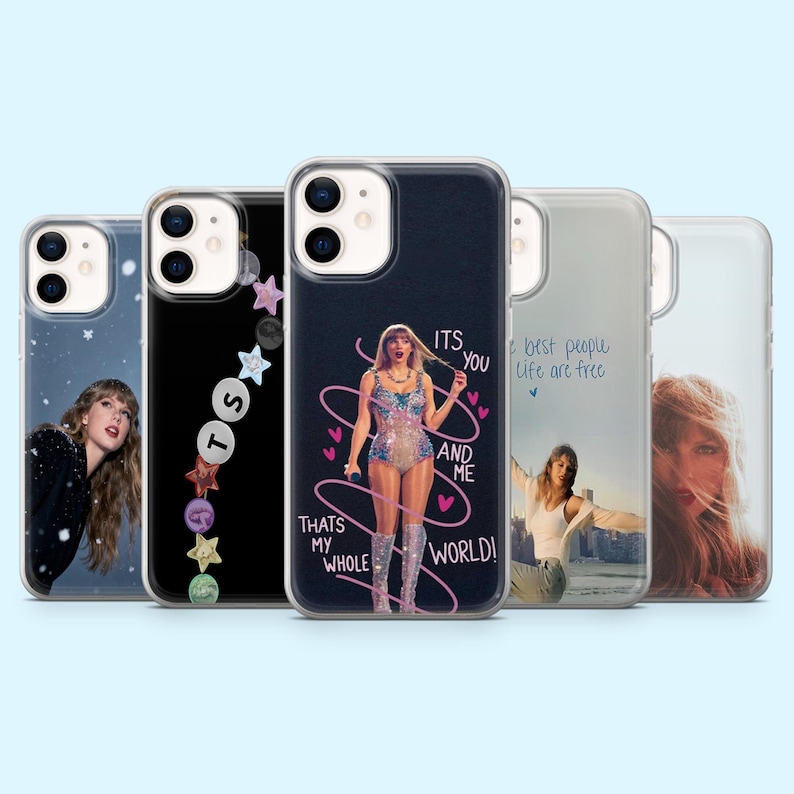 以下が含まれることがあります： 歌手の画像が特徴の5つの携帯電話ケースのコレクション。ケースには、星空、星付きの文字「TS」、テキスト「ITS YOU AND ME THATS MY WHOLE WORLD！」のグラフィック、テキスト「best people life are free」の写真など、さまざまなデザインが表示されています。