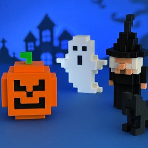 Op de afbeelding: Een set van vier pixel-art figuren, waaronder een oranje pompoen met een groene steel, een wit spook, een in het zwart geklede heks met een puntmuts en een kleine zwarte kat, allemaal met een blokkerig ontwerp op een blauwe ondergrond.