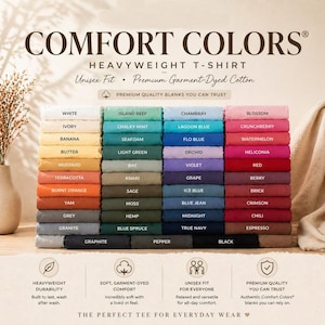 以下が含まれることがあります： 白、青、ピンクなど、さまざまな色の折り畳まれたComfort ColorsヘビーウェイトTシャツのディスプレイ。画像には「Comfort Colors」と「Heavyweight T-Shirt」の文字が表示されています。シャツには「Chambray」や「Blossom」などの色名が付けられています。