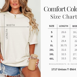 以下が含まれることがあります： ベージュ色のComfort ColorsユニセックスTシャツとサイズチャート。サイズチャートにはSから4XLまでのサイズが記載されており、長さと幅の測定値はインチです。モデルがTシャツを着ています。「1717 Unisex T-Shirt」というテキストが下にあります。