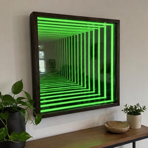 Peut inclure: Un miroir à effet infini de forme carrée avec un cadre en bois sombre et des bandes lumineuses LED vert néon créant un effet de tunnel répétitif. La lumière se reflète vers l'intérieur pour produire une profondeur visuelle multicouche.
