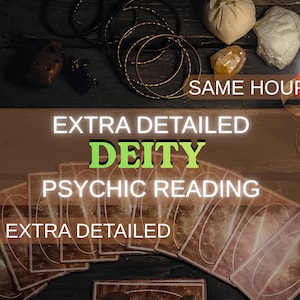 Op de afbeelding: Een afbeelding met tarotkaarten, een sleutel en diverse mystieke items. De tekst luidt "EXTRA DETAILED DEITY PSYCHIC READING" en "SAME HOUR". Een brandende kaars en gouden armbanden zijn ook zichtbaar.