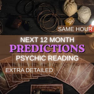 Puede incluir: Imagen con cartas del tarot, una llave y varios objetos místicos. El texto en la imagen dice "NEXT 12 MONTH PREDICTIONS PSYCHIC READING EXTRA DETAILED" y "SAME HOUR". También se ven una vela encendida y pulseras doradas.