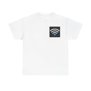 Può includere: Una maglietta bianca con una piccola grafica quadrata sul petto. La grafica è un simbolo Wi-Fi in bianco, azzurro e nero. La maglietta è realizzata in un materiale morbido e confortevole.