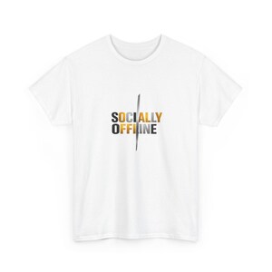 Può includere: T-shirt bianca con la scritta "SOCIALLY OFFLINE" in un gradiente di oro, arancione e grigio, divisa da una linea verticale grigia. La maglietta è a girocollo.