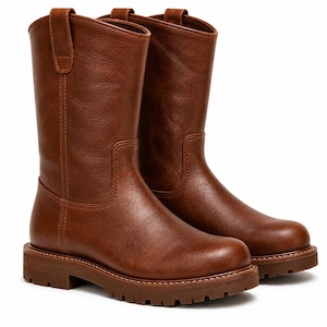 Könnte beinhalten: Ein Paar wadenhohe Stiefel in einem einfarbigen Mittelbraun. Diese Stiefel verfügen über eine glatte, strukturierte Oberfläche, eine abgerundete Zehenpartie und eine dicke Profilsohle. Jeder Stiefel hat zwei vertikale Zuglaschen am Schaft.