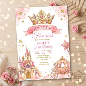 K&ouml;nnte beinhalten: Rosa-goldene Einladung mit Prinzessinnen-Motiv. Sie zeigt eine goldene Krone, ein rosa Banner mit der Aufschrift "HER ROYAL" und den Text "Five-ness". Das Design umfasst ein Schloss, eine Kutsche und goldene Sterne.