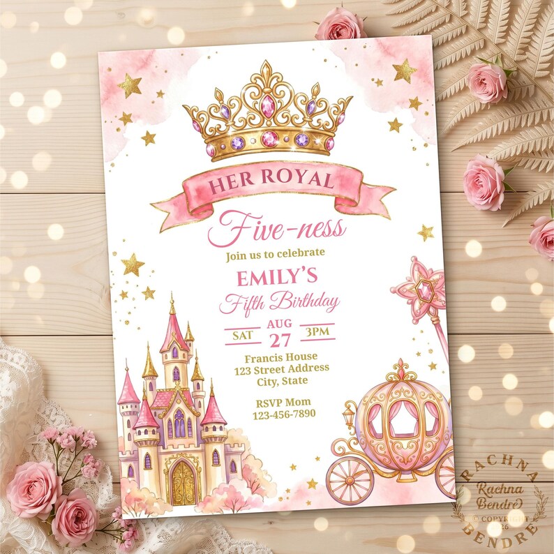 K&ouml;nnte beinhalten: Rosa-goldene Einladung mit Prinzessinnen-Motiv. Sie zeigt eine goldene Krone, ein rosa Banner mit der Aufschrift "HER ROYAL" und den Text "Five-ness". Das Design umfasst ein Schloss, eine Kutsche und goldene Sterne.
