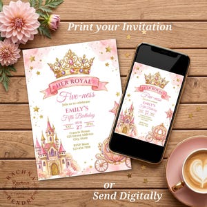 K&ouml;nnte beinhalten: Prinzessinnen-Themen-Einladung zum f&uuml;nften Geburtstag, mit einem rosa-goldenen Design mit Krone, Schloss und Kutsche. Der Text lautet "Her Royal Five-ness" und "Emily's Fifth Birthday". Die Einladung wird auf einem Telefon und auf Papier gezeigt.