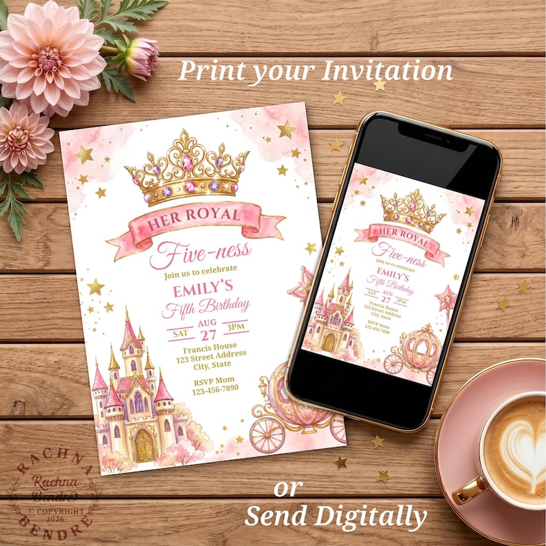 K&ouml;nnte beinhalten: Prinzessinnen-Themen-Einladung zum f&uuml;nften Geburtstag, mit einem rosa-goldenen Design mit Krone, Schloss und Kutsche. Der Text lautet "Her Royal Five-ness" und "Emily's Fifth Birthday". Die Einladung wird auf einem Telefon und auf Papier gezeigt.