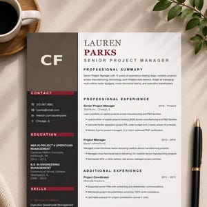Puede incluir: Una plantilla de currículum profesional con una barra lateral marrón oscuro y negra con texto blanco, que incluye secciones de contacto, educación y habilidades. La columna blanca principal muestra el nombre Lauren Parks y experiencia.