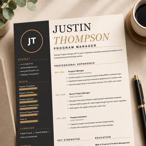 Puede incluir: Una plantilla de currículum profesional para Justin Thompson, gerente de programas, con una barra lateral negra con datos de contacto, habilidades e idiomas, y una sección principal color crema que detalla la experiencia laboral.