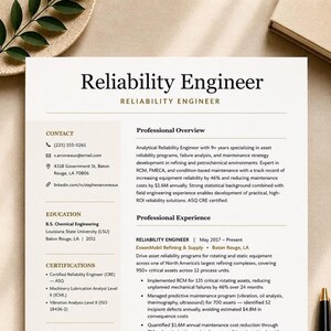 以下が含まれることがあります： Reliability Engineerというタイトルのプロフェッショナルな履歴書テンプレート。連絡先情報、学歴、資格、職務概要、職務経歴のセクションがあります。白地に黒のテキストと金色のアクセントが特徴のドキュメントです。