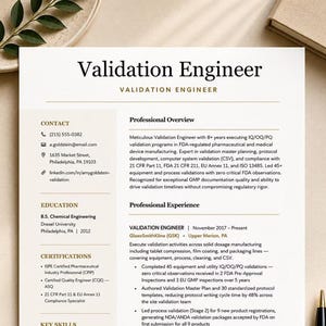 Op de afbeelding: Een professioneel cv-sjabloon getiteld Validation Engineer met een lay-out in twee kolommen. De linkerkolom bevat contactgegevens, opleiding en certificeringen. De rechterkolom beschrijft het professionele overzicht en de werkervaring.