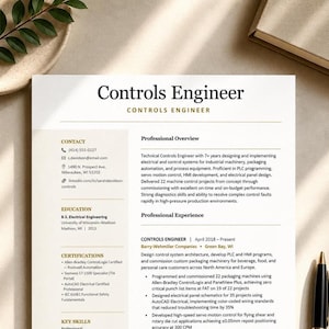 Può includere: Un modello di curriculum professionale intitolato Controls Engineer con sezioni per informazioni di contatto, profilo professionale, istruzione, certificazioni ed esperienza lavorativa. Il documento presenta testo nero su sfondo bianco con accenti dorati.