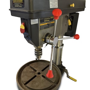 Puede incluir: Una taladradora de columna de 16 velocidades gris y negra con detalles en rojo y amarillo. La taladradora tiene una superficie de trabajo redonda y ranurada y un mango de metal plateado. El texto "Central Machinery 16 Speed Floor Drill Press" es visible.