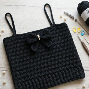 黒パールリボンキャミソールトップの編み図、リブ編みタンクトップ、スパゲッティストラップサマートップ、初心者向けかぎ針編み服