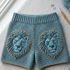 Virkade shorts med regal lejonmönster i PDF-format, virkade shorts med hög midja, shorts med 3D-applikation och lejon, mönster för lyxiga virkade kläder