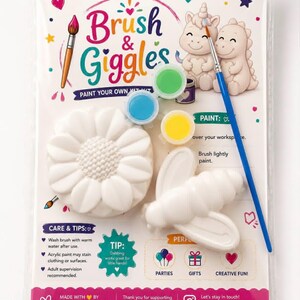 Può includere: Un kit fai-da-te per dipingere in una confezione di plastica trasparente. Il kit include un pennello, vasetti di vernice e figure di gesso bianco di un fiore, un'ape, un unicorno e un dinosauro. La confezione riporta la scritta "Brush & Giggles" e le istruzioni per la cura.