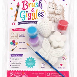 Könnte beinhalten: Ein Mal-deine-eigenen-Figurinen-Set von Brush & Giggles mit Gipsfiguren, Farbtöpfen und einem Pinsel. Das Set enthält einen Schmetterling, eine Blume, eine Erdbeere und zwei lächelnde Figuren. Auf der Verpackung steht "Brush & Giggles".