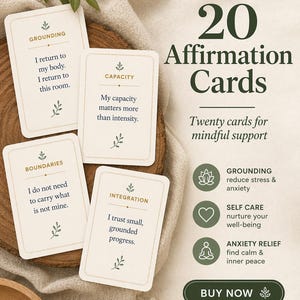 K&ouml;nnte beinhalten: Ein Set aus 20 Affirmationskarten aus cremefarbenem Papier mit dunkelgr&uuml;nem Text. Jede Karte zeigt ein spezifisches Thema wie Erdung, Kapazit&auml;t, Grenzen oder Integration, begleitet von einem kurzen Satz und einem kleinen Blattsymbol zur Unterst&uuml;tzung.