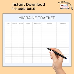 Op de afbeelding: Een printbaar migraine-trackerdocument met een lichtblauwe kop en een wit raster. De tekst luidt "Instant Download Printable 8x11.5", "Paramedic made" en "MIGRAINE TRACKER". De kolommen bevatten Date, Start Time, Duration, Trigger, Severity, Symptoms en What Helped.
