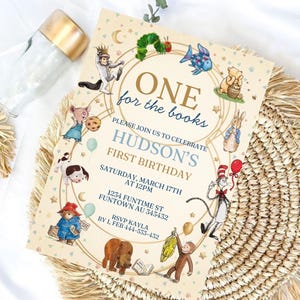 Op de afbeelding: Een rechthoekige verjaardagsuitnodigingskaart met illustraties van verhalenboekfiguren, waaronder een rups, een beer, een konijn en een kat met een hoed. De tekst luidt ONE for the books, HUDSON'S FIRST BIRTHDAY, en bevat de details van het evenement.